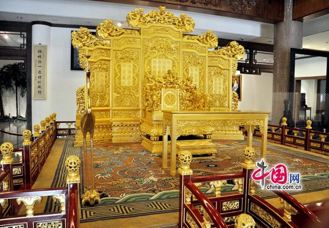 Bên trong bảo tàng gỗ có nhiều công trình kiến trúc nổi tiếng của Trung Quốc. Chúng được thu nhỏ, mô phỏng lại bằng gỗ đàn hương đỏ như Tử Cấm Thành, cổng thành, tường thành...Ảnh: China