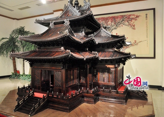 Một cây đàn hương trưởng thành phải mất khoảng 300 năm để phát triển nhưng chỉ 1/10 thể tích sử dụng được để làm đồ nội thất. Ảnh: China