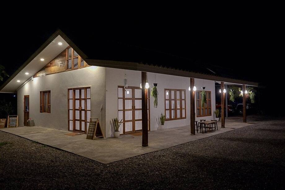 Anh Khun đã tận dụng khoảng sân trước nhà để tạo nên một góc thư giãn lý tưởng. Anh đã làm một sân lát đá cuội bao quanh bởi những viên gạch tròn. Đặt những chiếc ghế xung quanh lò sưởi. Ảnh: Happynest