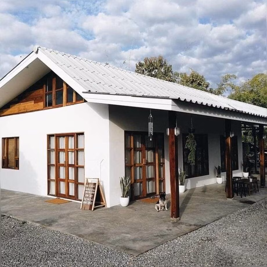 Ngôi nhà cấp 4 với diện tích 81m2 của anh Khun trước đây trông khá cũ kỹ với mái ngói đầy rêu mốc. Tuy nhiên, với một chút khéo léo và sự sáng tạo, anh đã biến nó trở thành một không gian sống hoàn toàn mới. Ảnh: Happynest