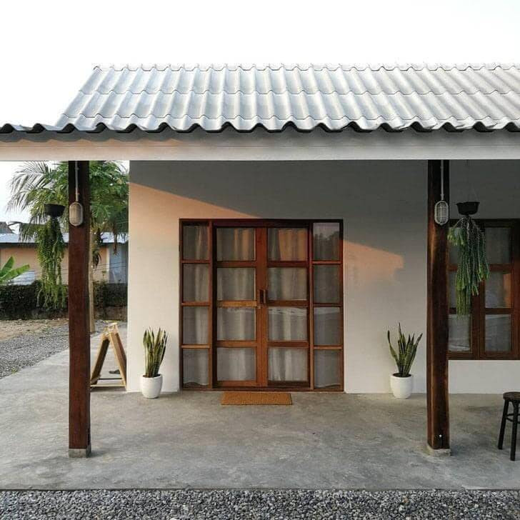 Theo chia sẻ của anh Khun, quá trình cải tạo nhà cấp 4 bắt đầu bằng việc xử lý những thứ hỏng hóc. Tháo dỡ khung mái cũ, thay thế bằng khung thép và nâng mái cao lên. Một số bức tường, cửa ra vào và cửa sổ được xây lại nhưng vẫn cố gắng giữ cấu trúc ban đầu để tiết kiệm chi phí. Ảnh: Happynest