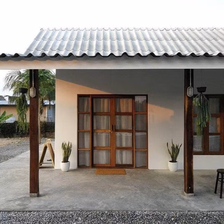 Theo chia sẻ của anh Khun, quá trình cải tạo nhà cấp 4 bắt đầu bằng việc xử lý những thứ hỏng hóc. Tháo dỡ khung mái cũ, thay thế bằng khung thép và nâng mái cao lên. Một số bức tường, cửa ra vào và cửa sổ được xây lại nhưng vẫn cố gắng giữ cấu trúc ban đầu để tiết kiệm chi phí. Ảnh: Happynest