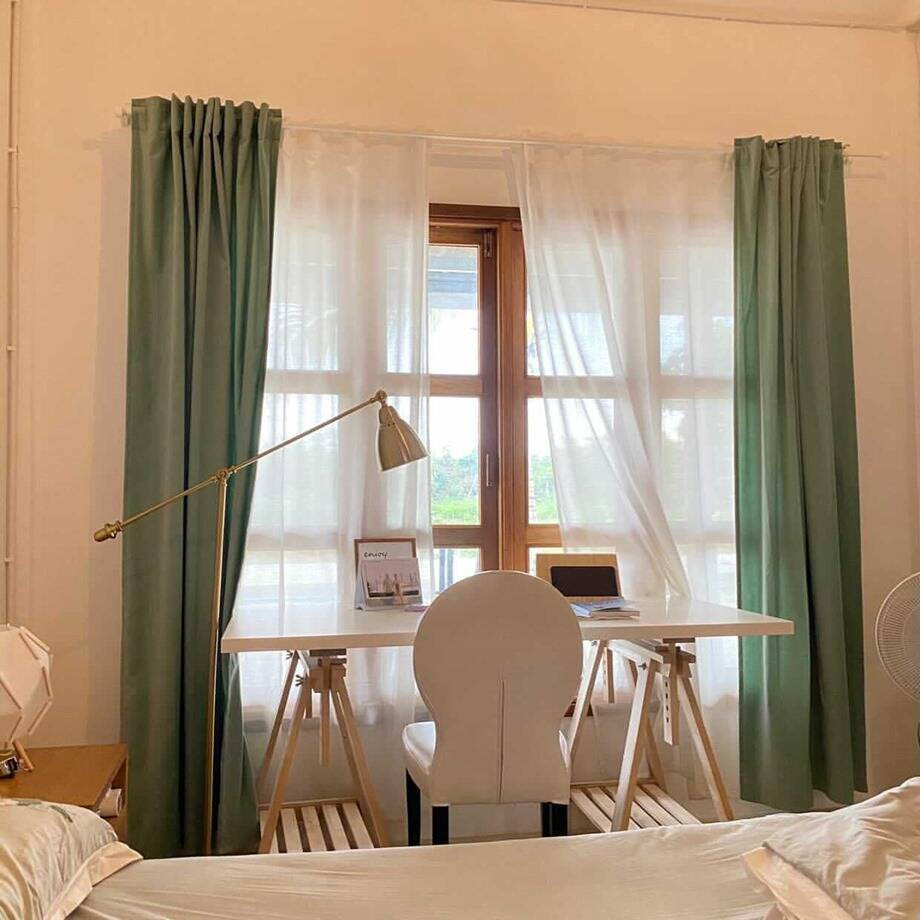 Phòng ngủ được trang trí đơn giản, nhẹ nhàng với 2 lớp rèm. Ảnh: Happynest