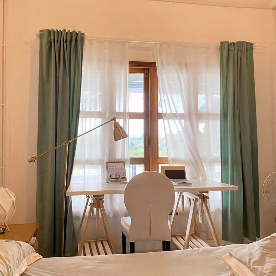 Phòng ngủ được trang trí đơn giản, nhẹ nhàng với 2 lớp rèm. Ảnh: Happynest