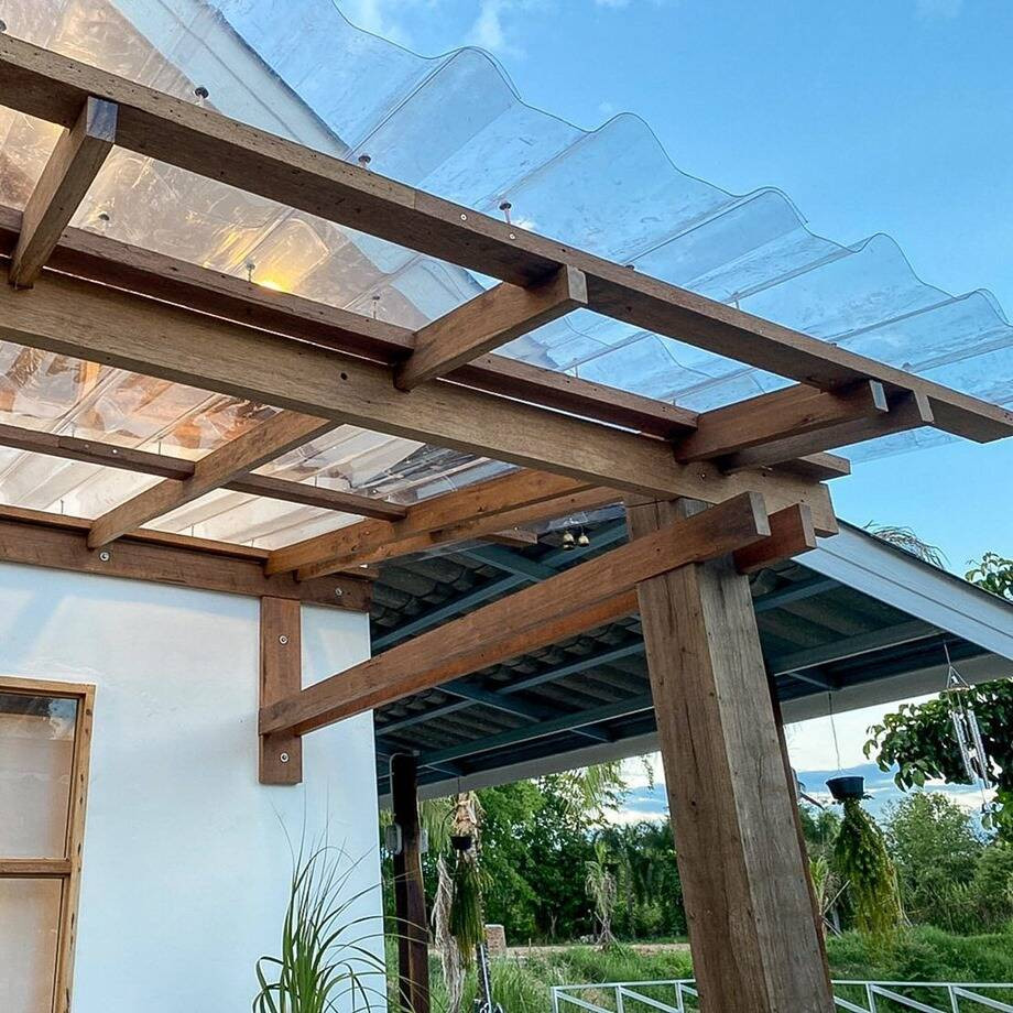 Nhà cấp 4 sau khi cải tạo khoác lên mình một diện mạo hoàn toàn mới. Sắc trắng chủ đạo kết hợp với những chi tiết bằng gỗ tạo nên một không gian ấm cúng, gần gũi với thiên nhiên. Ảnh: Happynest