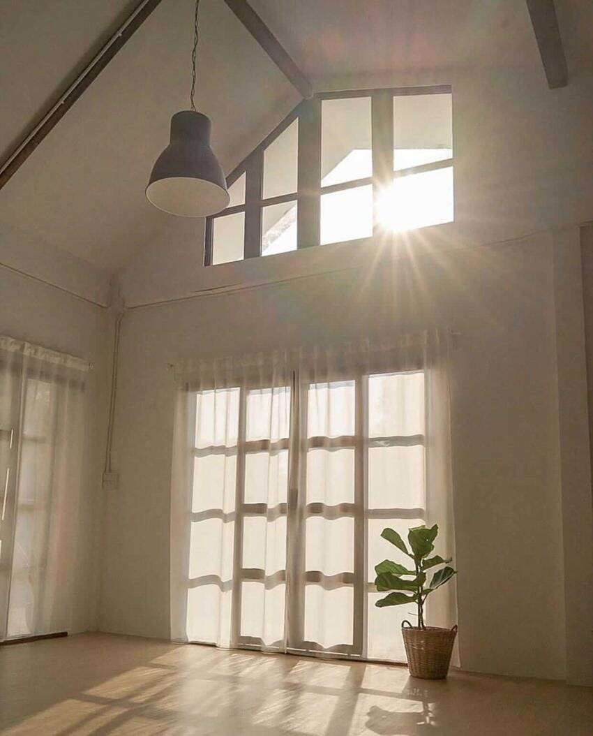 Ngôi nhà với màu trắng tinh tế cùng ánh nắng khẽ khàng len qua những ô cửa nhỏ. Ảnh: Happynest