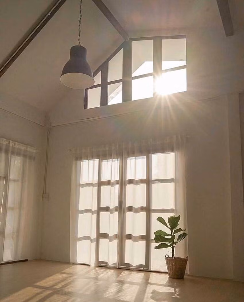 Ngôi nhà với màu trắng tinh tế cùng ánh nắng khẽ khàng len qua những ô cửa nhỏ. Ảnh: Happynest