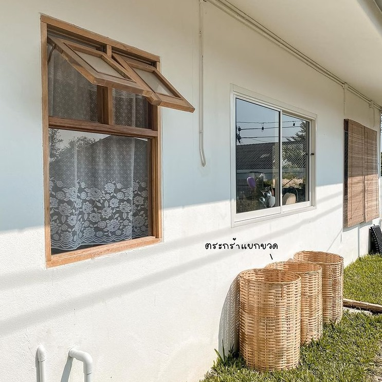 Hệ thống cửa sổ được bố trí hợp lý, giúp ngôi nhà luôn tràn ngập ánh sáng và gió tự nhiên. Ảnh: Happynest