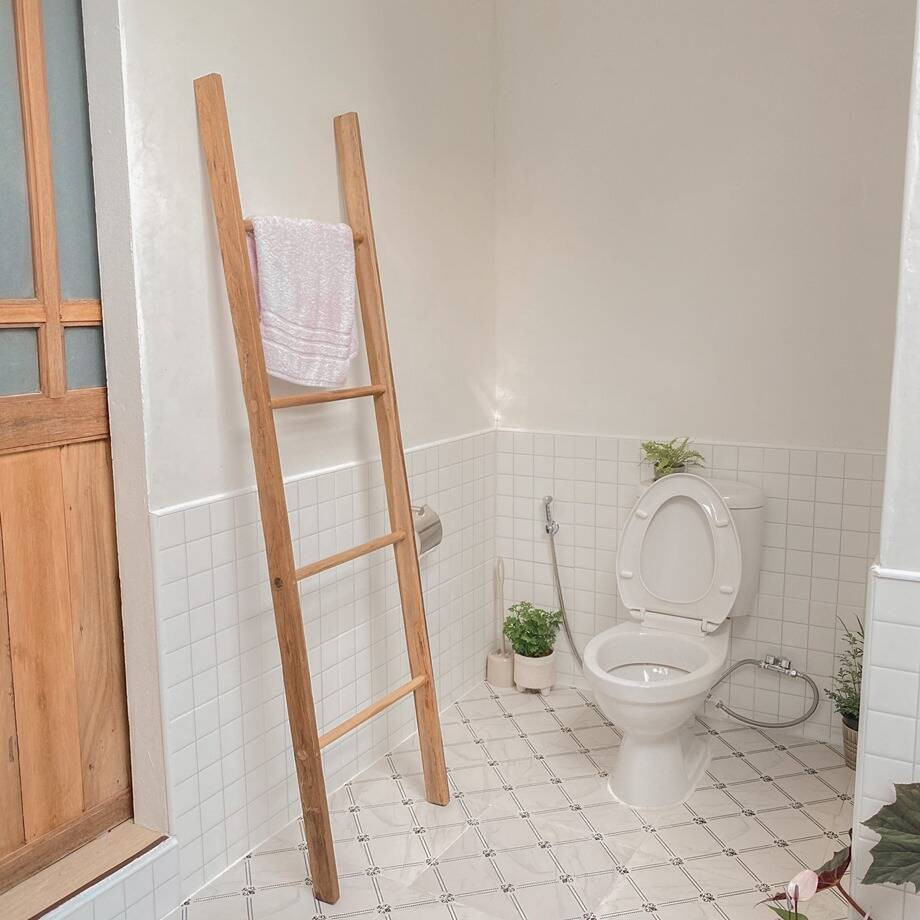 Phòng vệ sinh cũ kỹ đã được cải tạo hoàn toàn, trở thành một không gian sạch sẽ, tiện nghi với đầy đủ các thiết bị hiện đại. Ảnh: Happynest