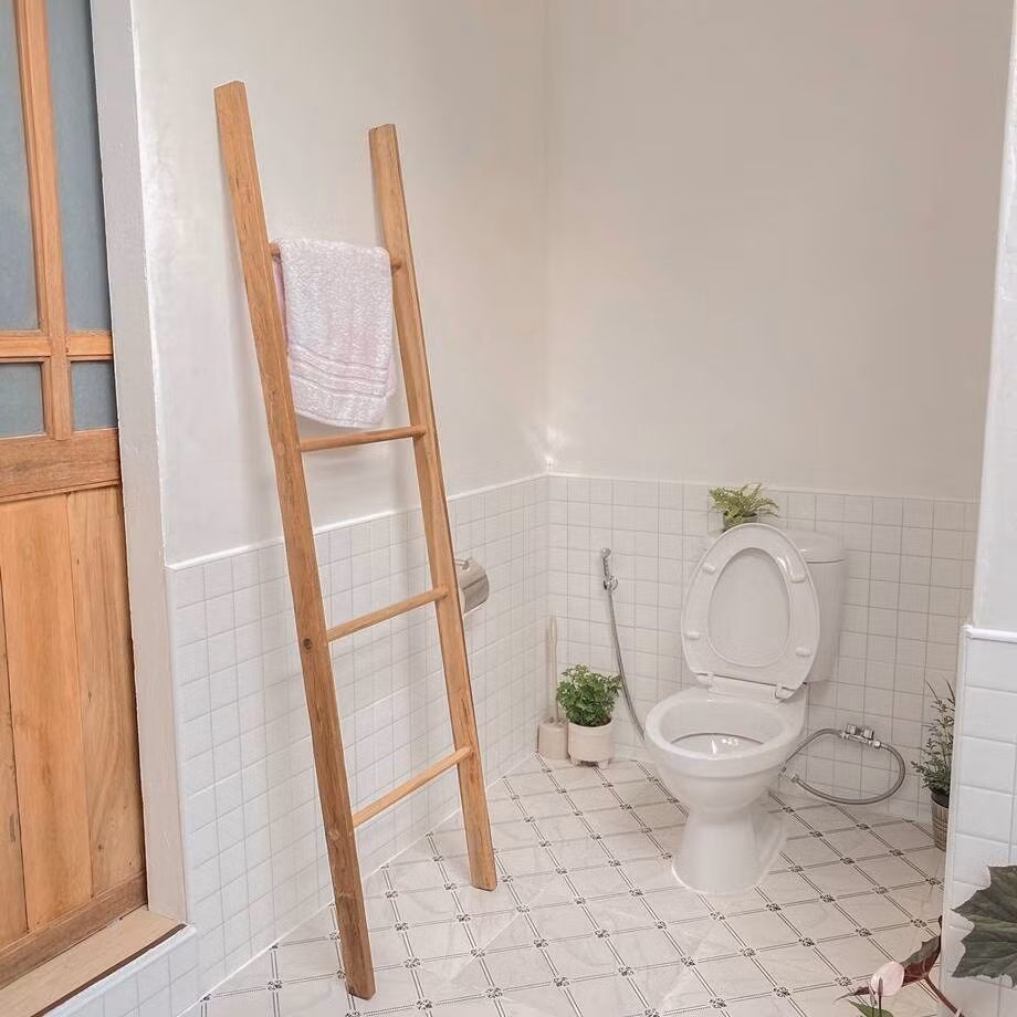 Phòng vệ sinh cũ kỹ đã được cải tạo hoàn toàn, trở thành một không gian sạch sẽ, tiện nghi với đầy đủ các thiết bị hiện đại. Ảnh: Happynest