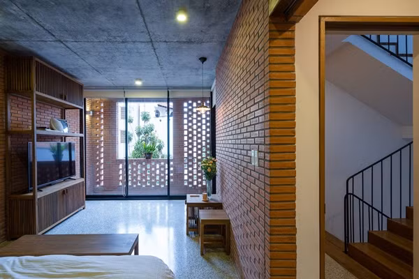 Giường ngủ hướng thẳng ra ban công, giúp đón nắng mai vào sáng sớm. Ảnh: Archdaily