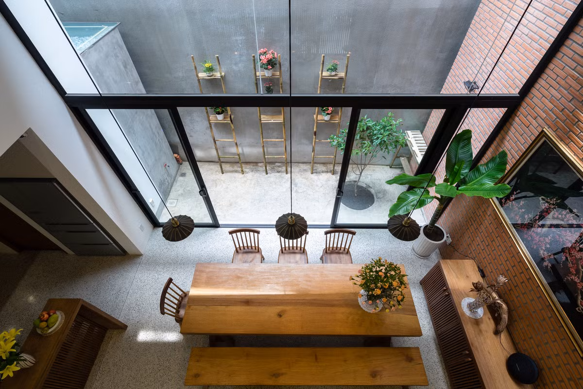 Những món đồ nội thất bằng gỗ nguyên khối tạo nên bầu không khí ấm áp, thoải mái trong các phòng khác nhau, được tô điểm thêm bằng nhiều cây xanh. Ảnh: Archdaily