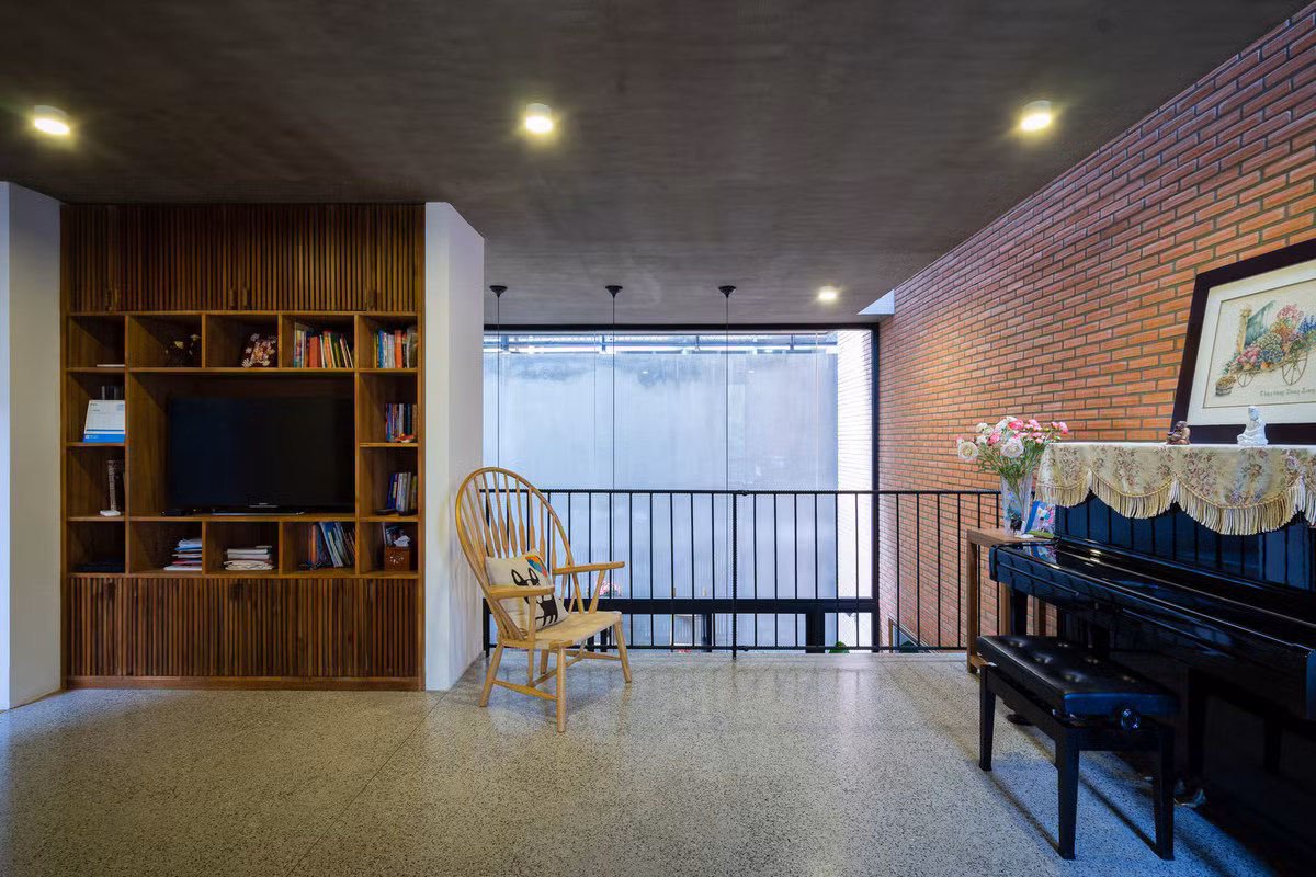 Nhà bếp, phòng ăn và phòng khách nằm ở tầng trệt, phòng khách thứ hai nằm trên gác lửng và các phòng ngủ được bố trí ở hai tầng trên. Ảnh: Archdaily