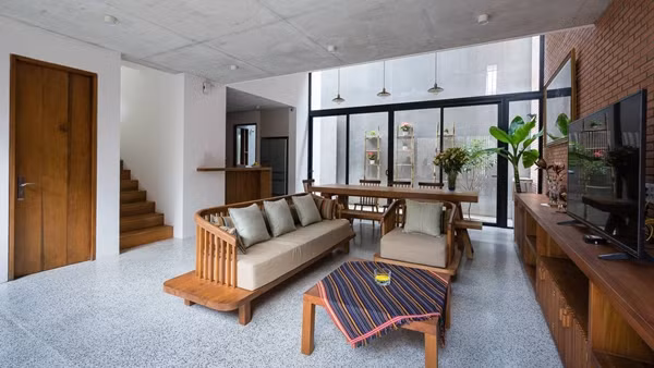 Bên trong nhà được thiết kế với những vật liệu đơn giản nhất như tường gạch không hồ vữa kết hợp khéo léo cùng những bức tường bê tông có màu sáng, gỗ ốp tường...Ảnh: Archdaily