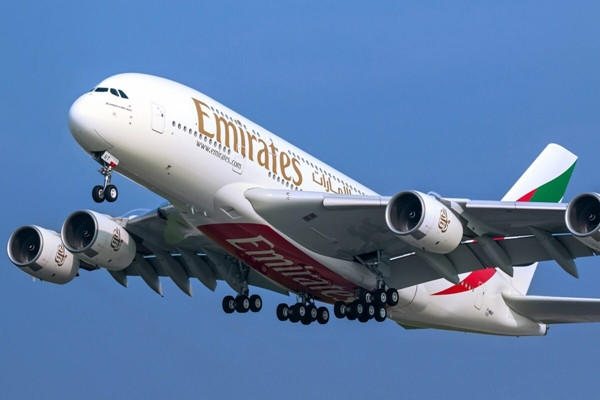 Airbus A380 là một kỳ công về kỹ thuật. Chiếc máy bay 2 tầng này lần đầu cất cánh vào năm 2005. Airbus A380 dài 72,72 m, sải cánh 79,75 m, có 489 chỗ ngồi (14 hạng nhất, 76 hạng thương gia, 399 hạng phổ thông). Ảnh: Aerotime