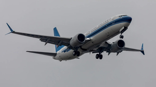 Theo CNBC, một chiếc máy bay Boeing dành cho thị trường Trung Quốc đã quay đầu trở lại Mỹ vào ngày 17/4 trong bối cảnh nhà máy giao hàng chủ lực của hãng gần Thượng Hải bị cuốn vào cuộc chiến thuế quan ngày càng leo thang giữa Bắc Kinh và Washington. Ảnh: Getty