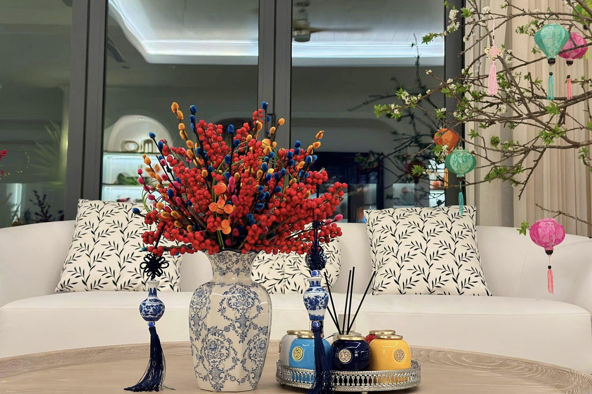 Phòng khách có nhiều cây, hoa phù hợp với không khí Tết. Ảnh: FBNV