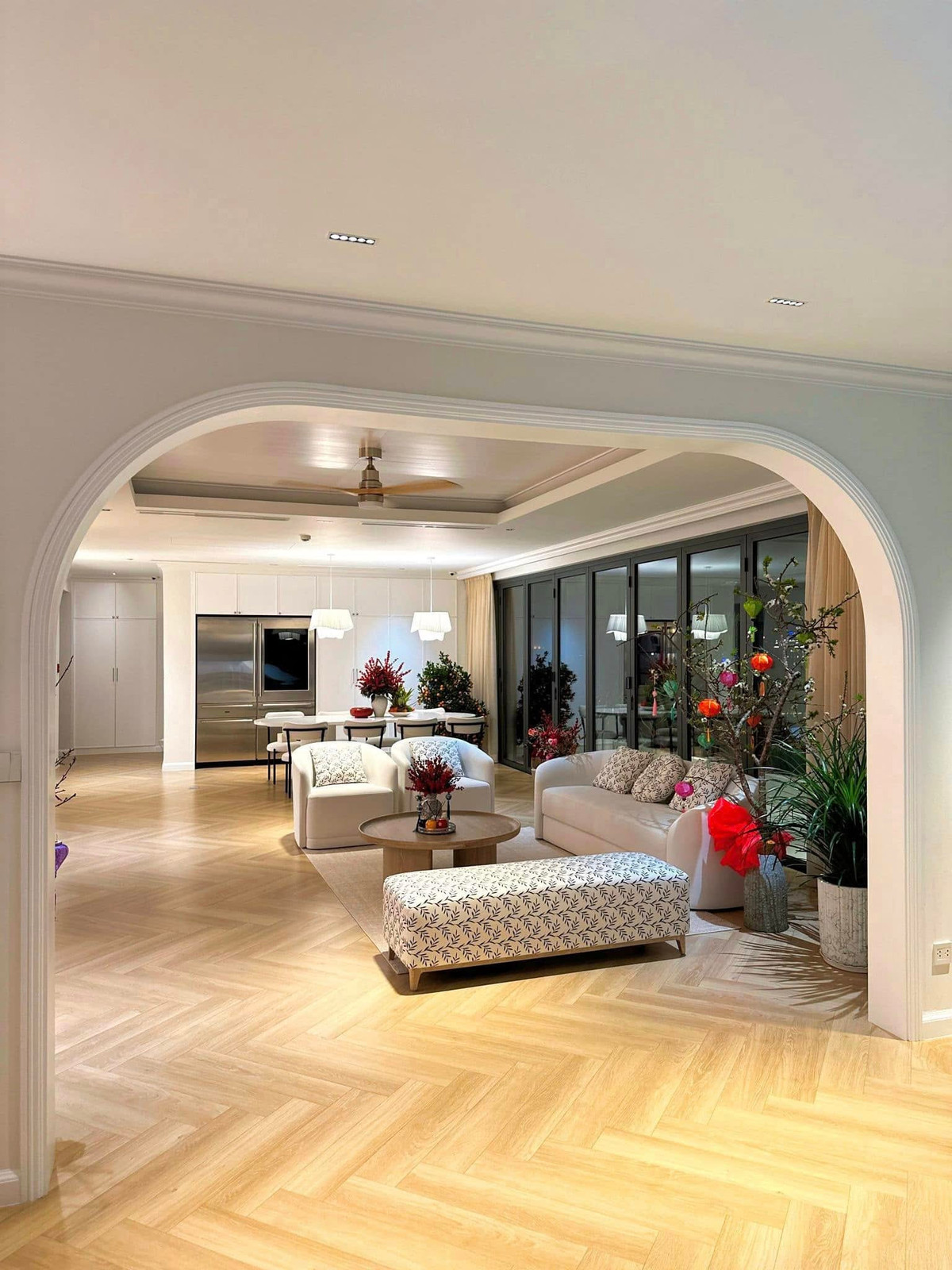 Biệt thự của vợ chồng Đặng Thu Thảo nằm trên một trục đường lớn ở Quận 1, đắt đỏ bậc nhất trung tâm TP HCM. Ảnh: FBNV