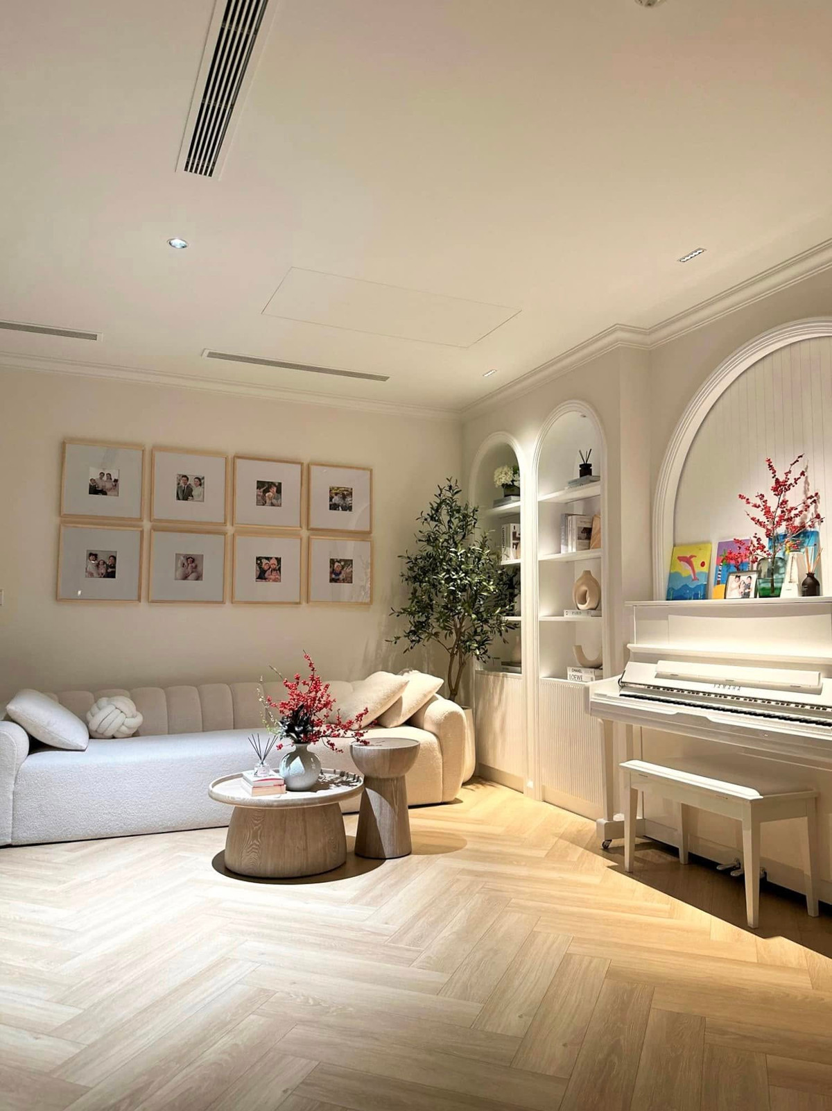 Ngoài hoa, căn nhà còn được trang trí bằng nhiều khung tranh và ảnh. Ảnh: FBNV