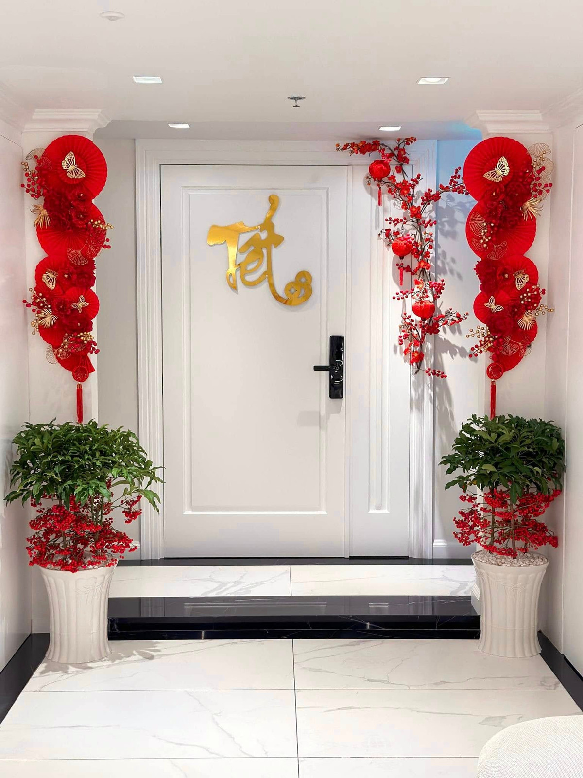 Ngay từ cửa nhà, Hoa hậu Đặng Thu Thảo trang trí bằng cây cảnh, những cánh quạt, chiếc đèn lồng đỏ rực, bắt mắt. Ảnh: FBNV