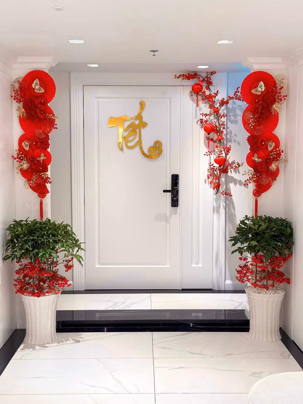 Ngay từ cửa nhà, Hoa hậu Đặng Thu Thảo trang trí bằng cây cảnh, những cánh quạt, chiếc đèn lồng đỏ rực, bắt mắt. Ảnh: FBNV