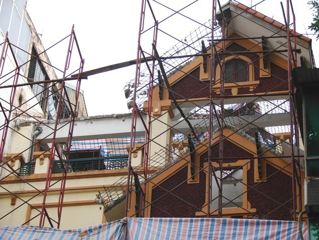 Theo người dân sống quanh ngôi nhà, bà Liễu phá bỏ biệt thự để xây lại là do phong thủy thế đất không vuông vắn, mặt tiền ngôi nhà rộng đến 10m nhưng càng sâu trong nhà thế đất càng hóp lại. Ảnh: GDVN