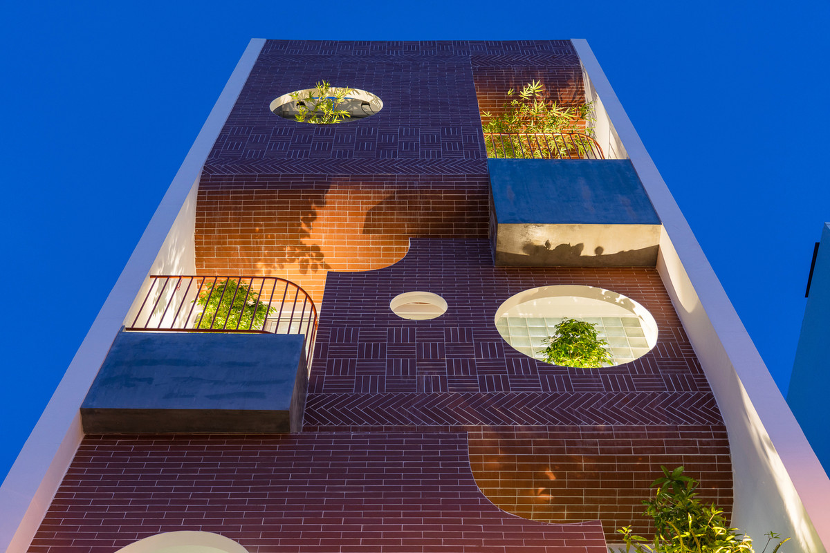 Cách xếp gạch không đồng đều giúp mặt tiền gạch nung không còn nhàm chán. Ảnh: Quang Trần