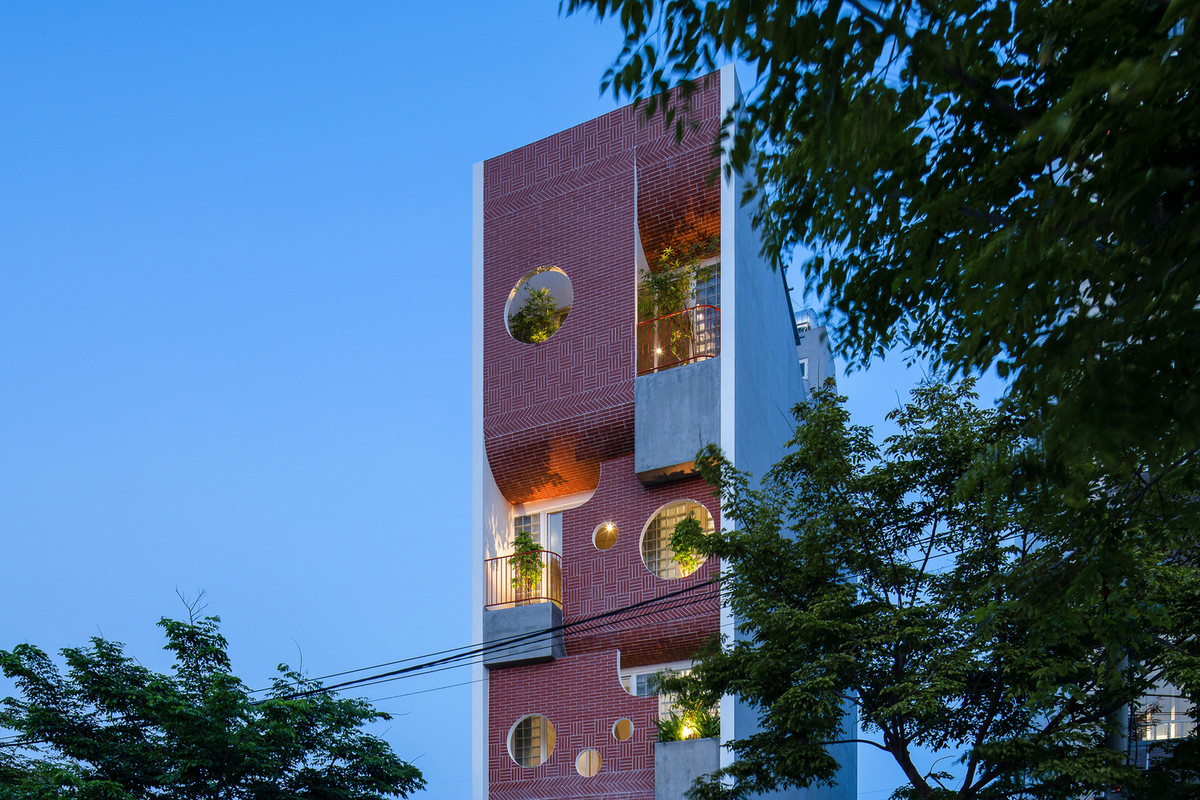 Nhược điểm lớn nhất của ngôi nhà là hướng chính Tây, nắng gắt chiếu thẳng vào bên trong làm không gian nóng bức. Để khắc phục, kiến trúc sư sử dụng 3 giải pháp thiết kế quen thuộc mà hiệu quả. Ảnh: Quang Trần