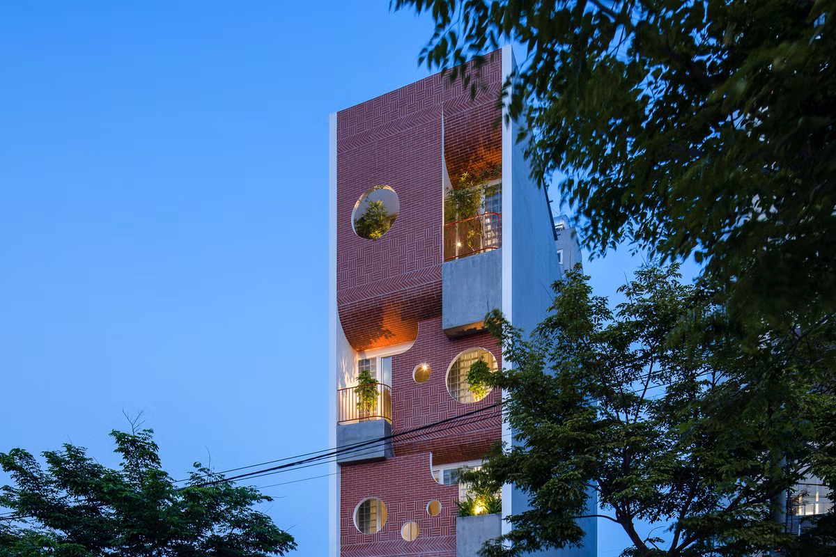 Nhược điểm lớn nhất của ngôi nhà là hướng chính Tây, nắng gắt chiếu thẳng vào bên trong làm không gian nóng bức. Để khắc phục, kiến trúc sư sử dụng 3 giải pháp thiết kế quen thuộc mà hiệu quả. Ảnh: Quang Trần