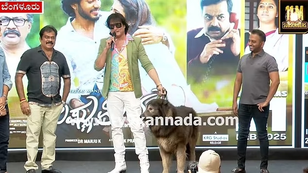 Sathis dắt chú chó đi diễu hành quanh một số sự kiện, thu hút sự chú ý của mọi người. Ảnh: DM