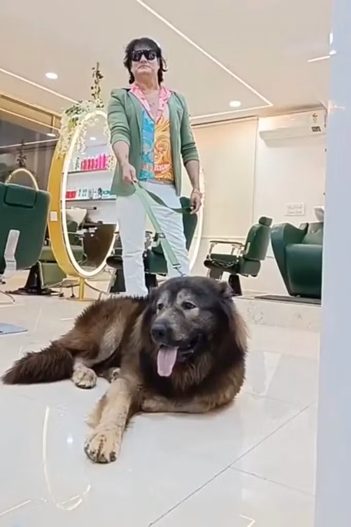 Người mua chú chó đặc biệt này là ông S Sathis, 51 tuổi, một nhà lai tạo chó nổi tiếng tại Ấn Độ. Ảnh: Nypost