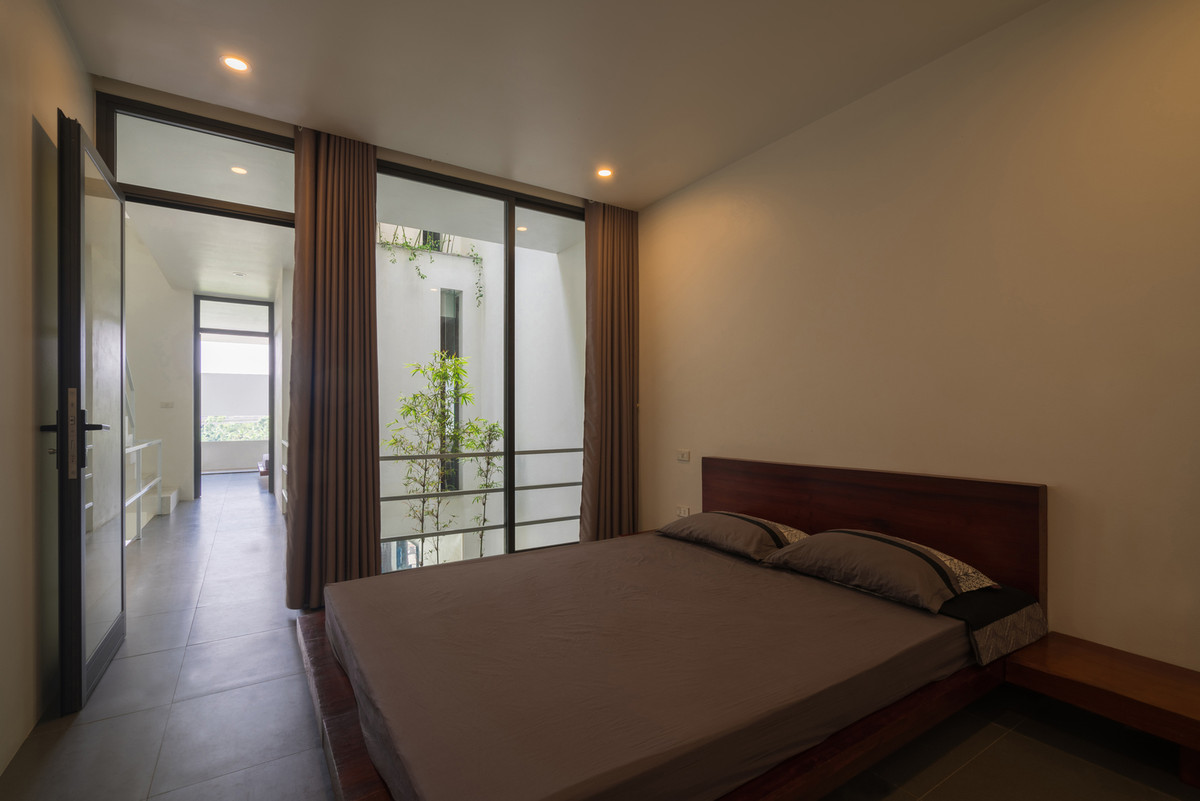 Gia chủ có thể cảm nhận được ánh sáng tự nhiên, cây xanh, gió và mưa trong phòng ngủ. Ảnh: Triệu Chiến