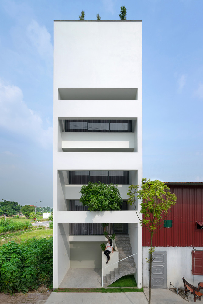 Nằm trên mảnh đất khiêm tốn có diện tích 5x15m tại thị xã Từ Sơn (Bắc Ninh), ngôi nhà có vị trí rất gần với khu công nghiệp, đường cao tốc, cầu vượt nên hứng chịu nhiều hậu quả của đô thị hóa. Đó là khói bụi, tiếng ồn...Ảnh: Triệu Chiến