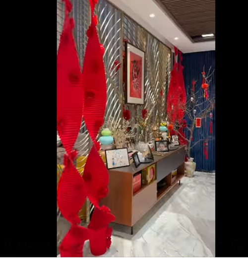 Phòng khách tràn ngập sắc đỏ. Ảnh chụp màn hình