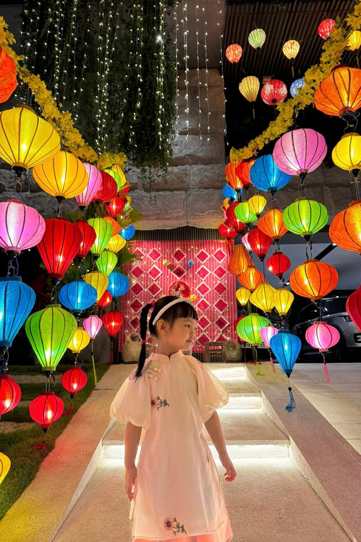 Phía trước biệt thự trang trí bằng đèn lồng, chậu hoa xuân. Ảnh: FBNV