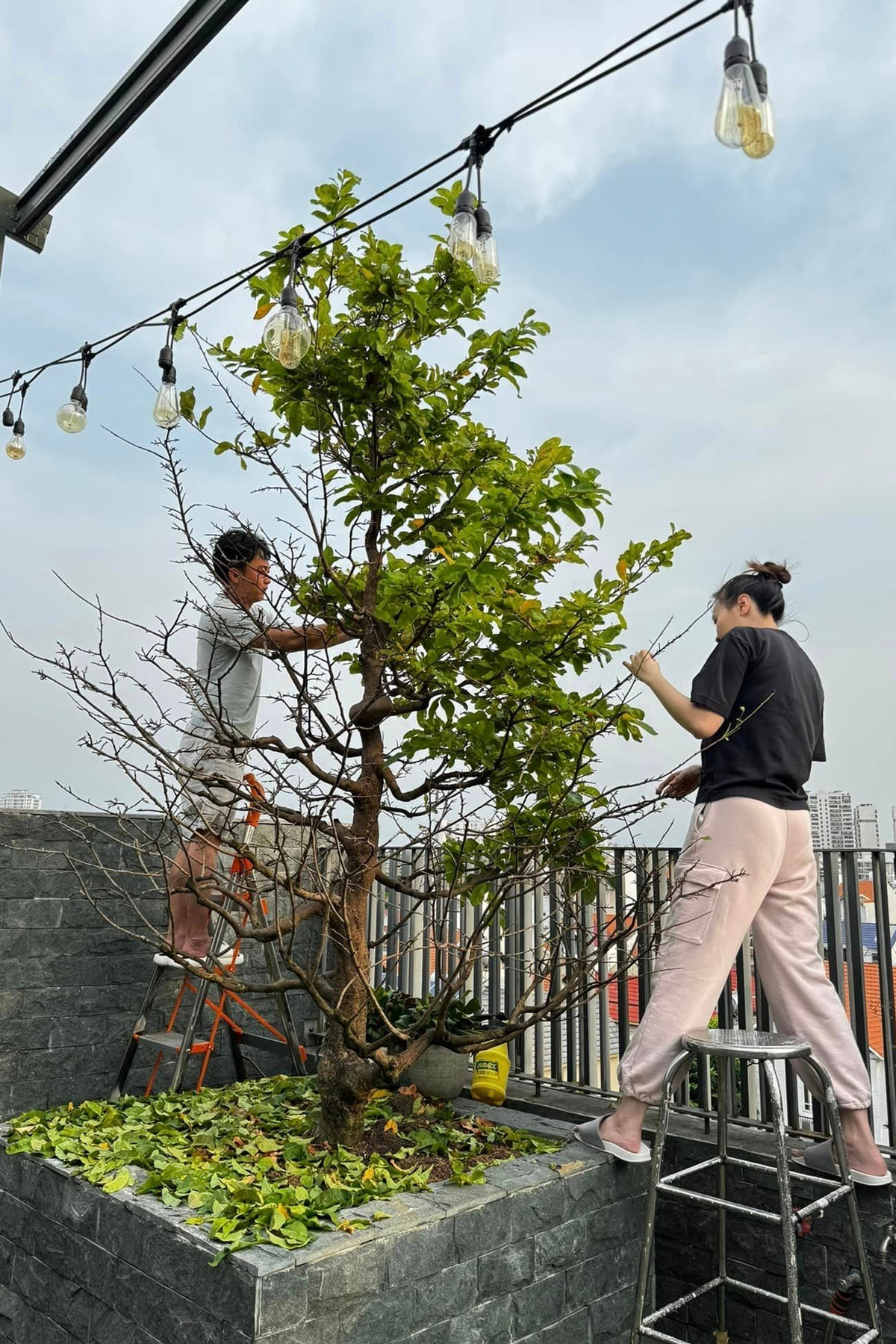 Dịp cuối năm, dù bận đến đâu, Đàm Thu Trang - Cường Đô La cũng dành vài ngày dọn dẹp nhà cửa, trang hoàng không gian sống để đón Tết. Ảnh: FBNV
