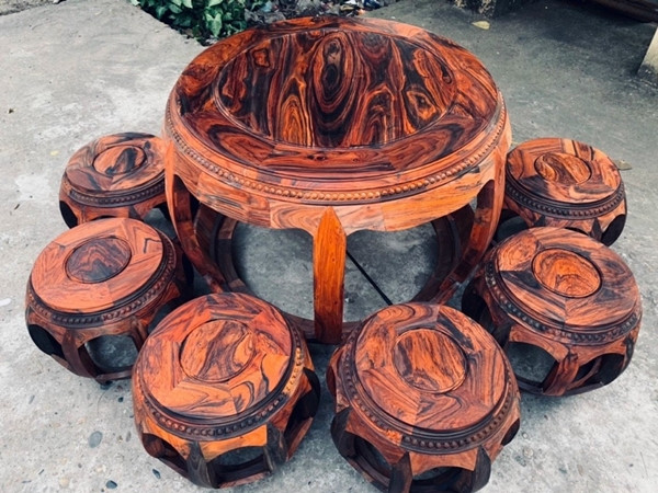 Khi các thương lái Trung Quốc ồ ạt thu mua với số lượng lớn, thị trường gỗ trắc mới bùng nổ, khiến nhiều sản phẩm chế tác từ loại gỗ này trở nên vô cùng đắt giá. Ảnh: Internet