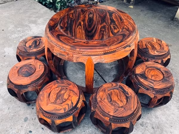 Khi các thương lái Trung Quốc ồ ạt thu mua với số lượng lớn, thị trường gỗ trắc mới bùng nổ, khiến nhiều sản phẩm chế tác từ loại gỗ này trở nên vô cùng đắt giá. Ảnh: Internet