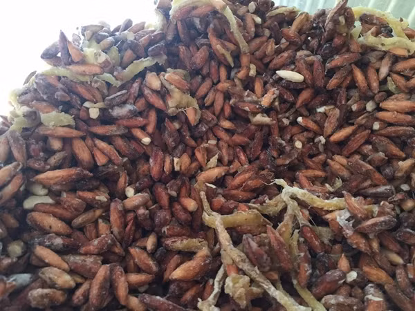 Mứt hạt bàng có 2 loại: mứt vị ngọt và vị mặn. Mứt hạt bàng mặn được rang cùng với muối và mứt bàng ngọt ngào cùng với đường và gừng. Ảnh: Mia