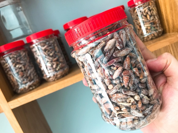 Mứt hạt bàng Côn Đảo được đóng hộp đẹp, giá khoảng 350.000 đồng/kg. Ảnh: Dân Việt