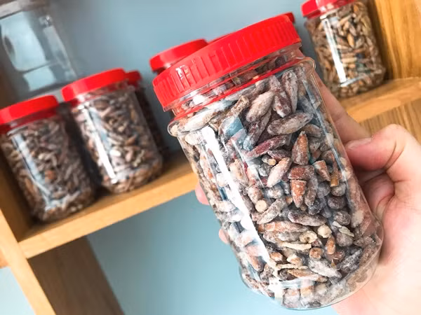 Mứt hạt bàng Côn Đảo được đóng hộp đẹp, giá khoảng 350.000 đồng/kg. Ảnh: Dân Việt