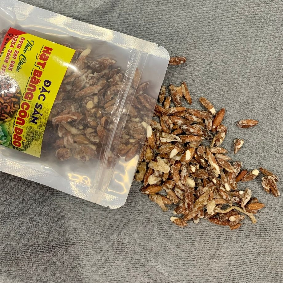 Khi chặt đôi quả, dao không được sâu quá mà chỉ cắt một phần rồi dùng tay để lấy từng hạt ra, đảm bảo hạt bàng nguyên vẹn. Ảnh: Internet