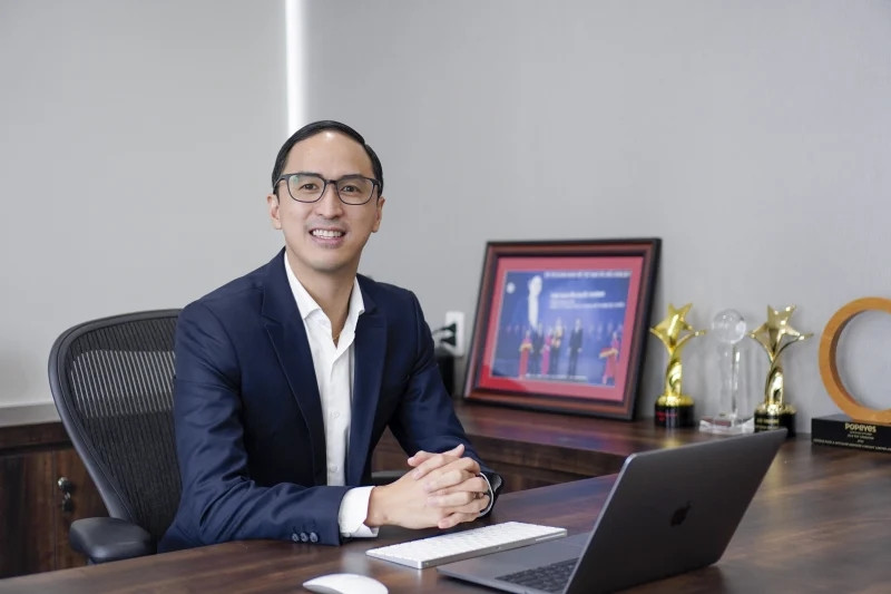 Hiện tại, Louis Nguyễn giữ vai trò Phó Tổng Giám đốc - Phát triển kinh doanh tập đoàn, CEO của ACFC - công ty mảng thời trang cấp trung và trực tiếp quản lý điều hành F&amp;B VFS. Ảnh: Doanh nhân trẻ