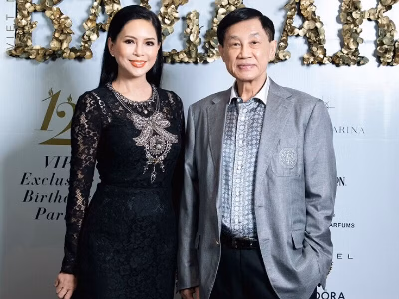 Ngoài vị trí Chủ tịch và Tổng giám đốc lần lượt do tỷ phú Johnathan Hạnh Nguyễn và phu nhân - bà Lê Hồng Thuỷ Tiên đảm nhiệm, các con nhà "vua hàng hiệu" đều giữ vai trò lãnh đạo chủ chốt trong tập đoàn. Ảnh: Facebook