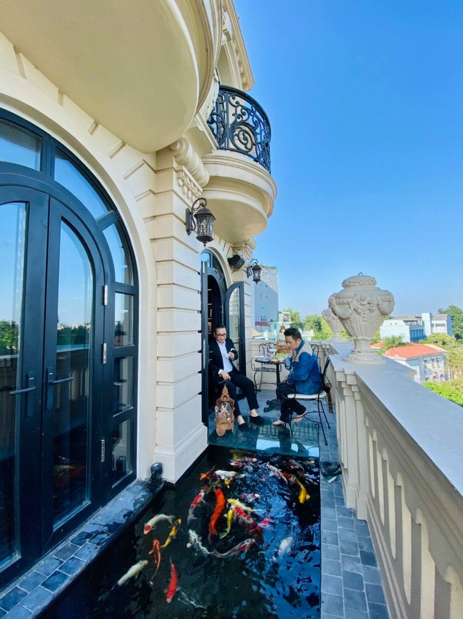 Đàn cá Koi của đại gia Hà thành được chia thành 3 bể nhỏ ở Hà Nội và Sài Gòn. Trong đó, đàn cá 25 con tại nhà riêng ở Cửa Bắc - Hà Nội có kích thước trung bình khoảng 50 cm. Ảnh: FB Chương Tailor