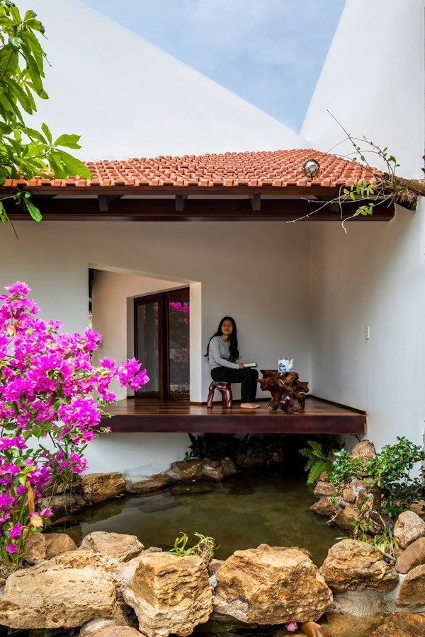 Bể cá nhỏ giúp không gian sân vườn thêm sinh động. Ảnh: Hiroyuki Oki