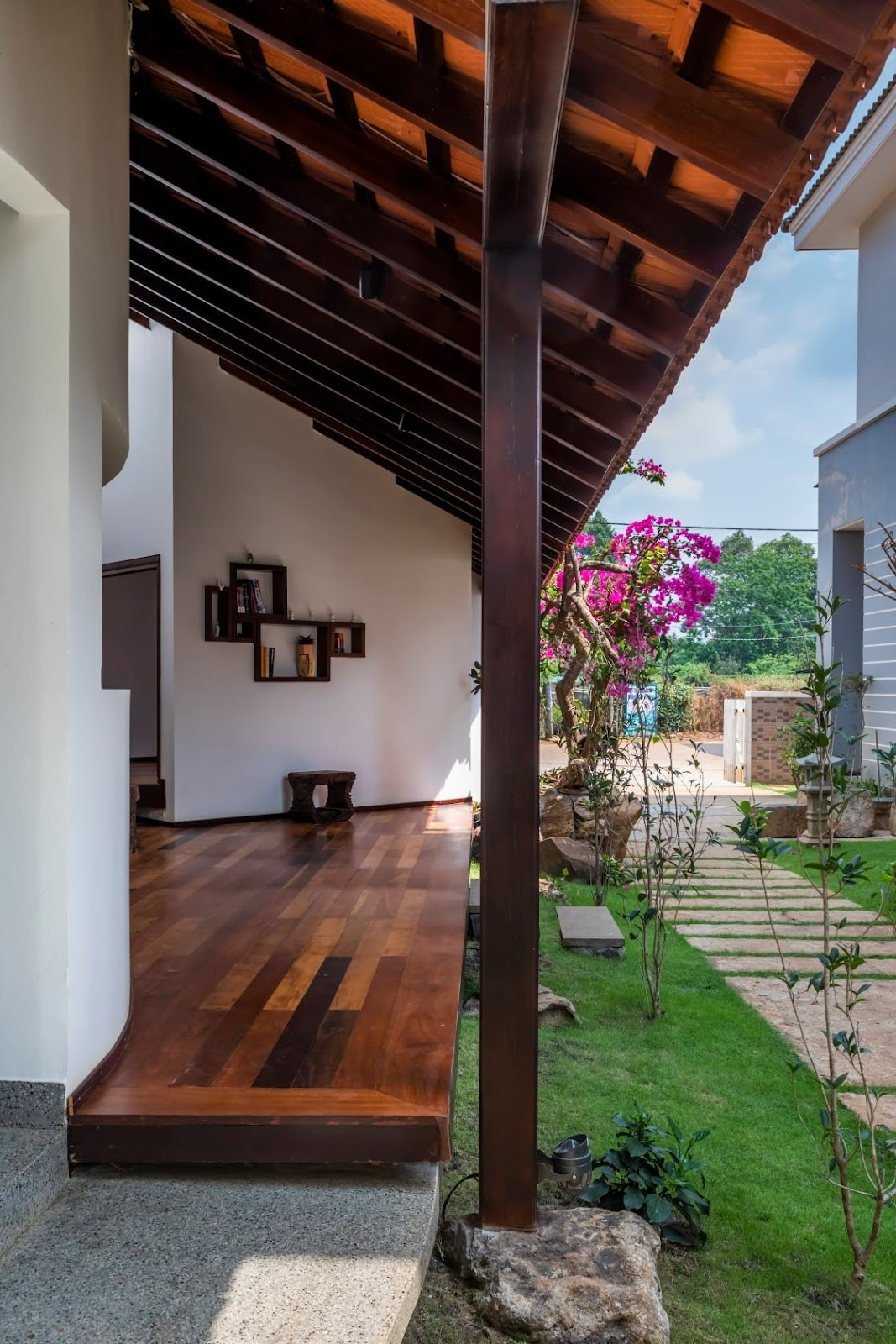 Hệ mái được lắp đặt trải dài theo khu đất, song song với khu nhà chính. Ảnh: Hiroyuki Oki