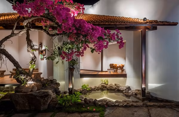 Ánh sáng được kiến trúc sư chú trọng, nhằm tô điểm cho không gian ngay cả khi trời tối. Ảnh: Hiroyuki Oki