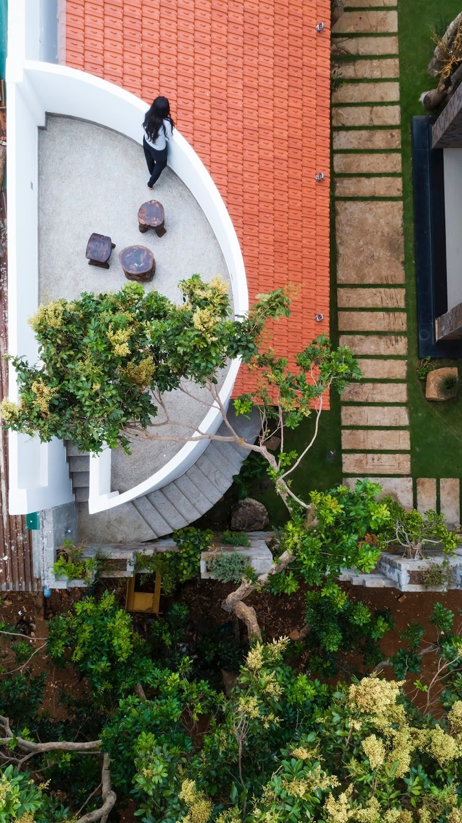 Trên mái nhà còn có sân thượng cong cong hình con thuyền. Ảnh: Hiroyuki Oki