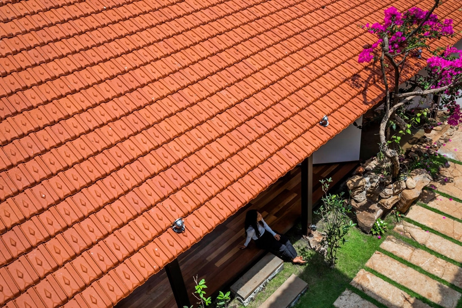 Mái hiên gạch ngói đỏ là hình ảnh quen thuộc trong kiến trúc truyền thống của người Việt. Ảnh: Hiroyuki Oki